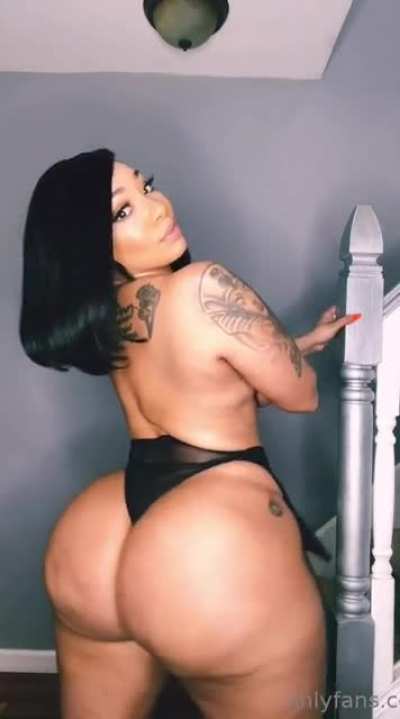 the way she look back 😩