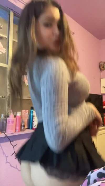 Hi to the horny guys watching this rn 💕