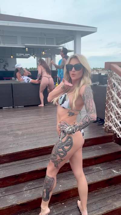 Risky pussy flash