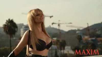 Melissa Rauch is begging for a gangbang