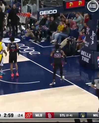 [Highlight] Jaden Ivey with an EXPLOSIVE one handed windmill jam on his way to 19/2/5 in the first half!