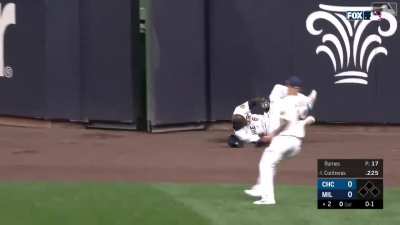[Highlight] [Highlight] Lorenzo Cain makes an unbelievable catch, robbing Willson Contreras of extra bases and drawing a massive roar from the Milwaukee crowd