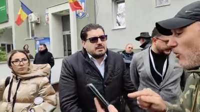 PROTEST! 17 persoane au protestat în fața primăriei (din nou) împotriva sistematizării rutiere și eliberării trotuarelor de pe străzile lor din Sectorul 5!