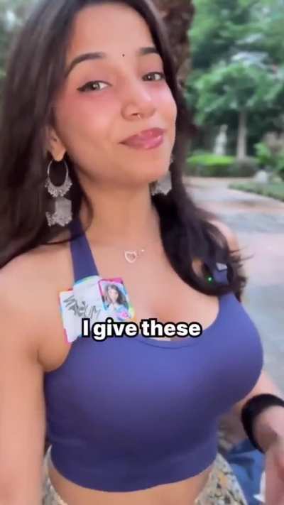 Iske yeh mote mote boobs ko aap kitne dege out of 10?