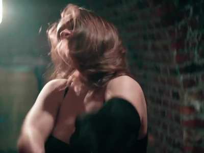 Emilia Clarke taking off her top in Terminator Genisys