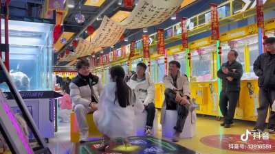 她和你的妈<wbr>妈谁更可能<wbr>是处女