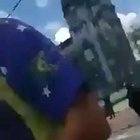 Intervenção militar faz militante bolsonarista gritar por seu papai