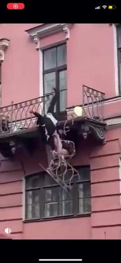 Fighting on a rickety balcony 🧐