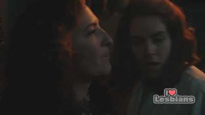 Abbi Jacobson & D'Arcy Carden (A League Of Their Own - s01e04 - Scene #1)