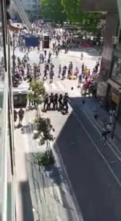 Quilombito en el velorio del diego (lo grabe desde mi laburo)