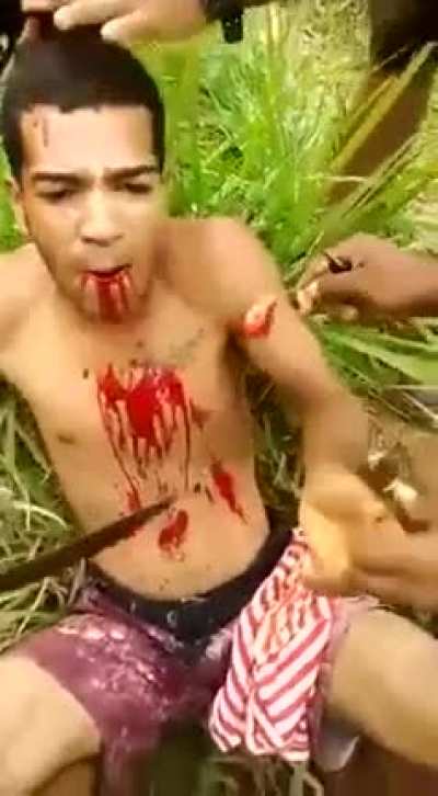 [GORE/ЖЕСТЬ] Мужику отрезают язык и пальцы, судя по всему это деревенское наказание за воровство и ложь (+Звук)