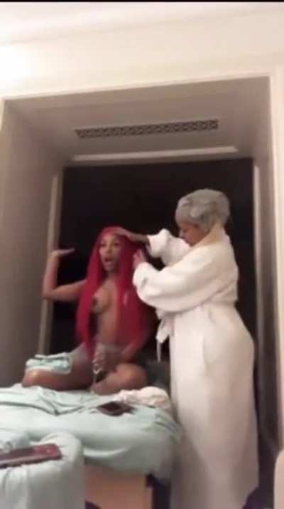 K w her titty out on the live again😂