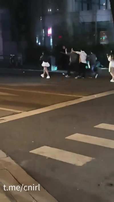 江西上饶市<wbr>，路人视角<wbr>，据说是喝<wbr>多了洗脚，<wbr>只付一半钱<wbr>，被技师追<wbr>出来要钱，<wbr>好尴尬