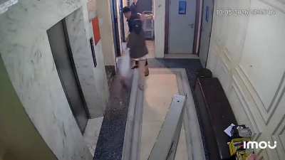 Vietnamese guy stands close to a young woman waiting for the elevator. She didn't like the way he was standing and immediately slapped him. Then, she entered the elevator,  returned, repeating the slaps. At this point, the guy couldn't take it anymore, an