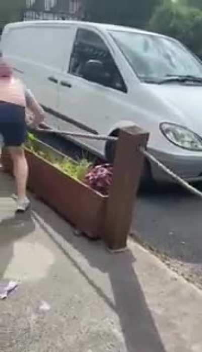 Man calmly walks up to chilling dude then hands him a beatdown.
