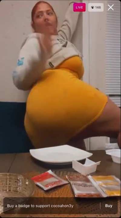 She clearly likes gettin that fat ass smacked during doggy 👀😅😈🍑👋🏾
