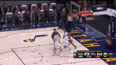 [Highlight] The Jazz have no idea how to stop Kyle Anderson on the fast break