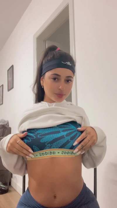 only 18 yrs old and heres my hoodie boobs reveal :P