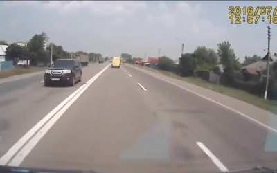 Russia: Volga hits a truck at 100 KMP and dies