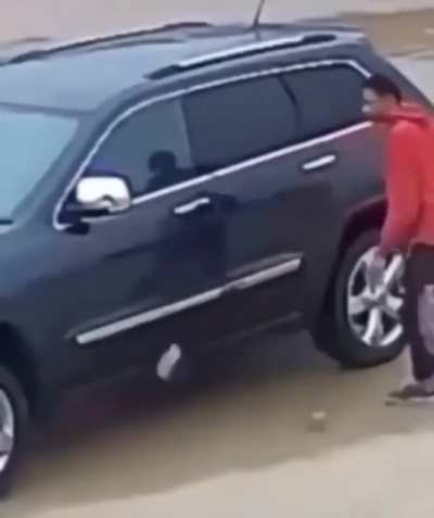 Eskiden ne güzel Mercedes'lerin önündeki logoları söküp çalardık şimdi her şeyi dayanıklı yaptılar doğru düzgün bişi çalamıyoruz amk.