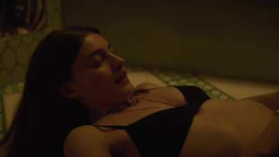 Kaitlyn Dever (Amy) & Diana Silvers (Hope) lesbian kiss in Booksmart