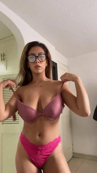 She's tired being a nerd, time to show off [drop]