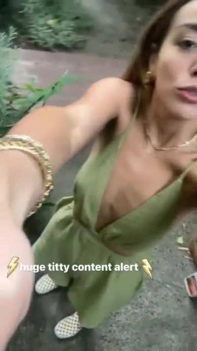 Huge titty content alert