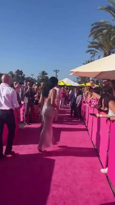 Look at Dua Lipaâs ass go!