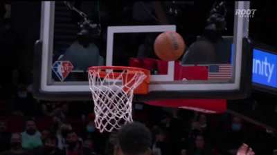[Highlight] Anfernee elevates to another level to get the block