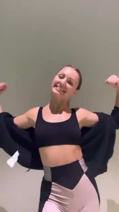 Even more cameltoe, wow
