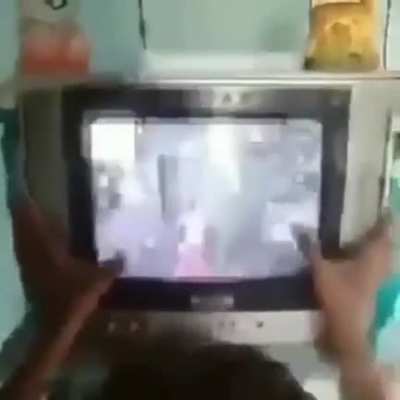 ☹