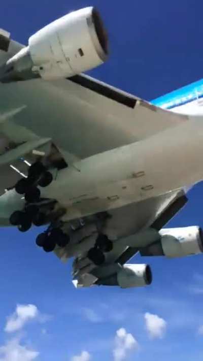 KLM 747 coming in at SXM