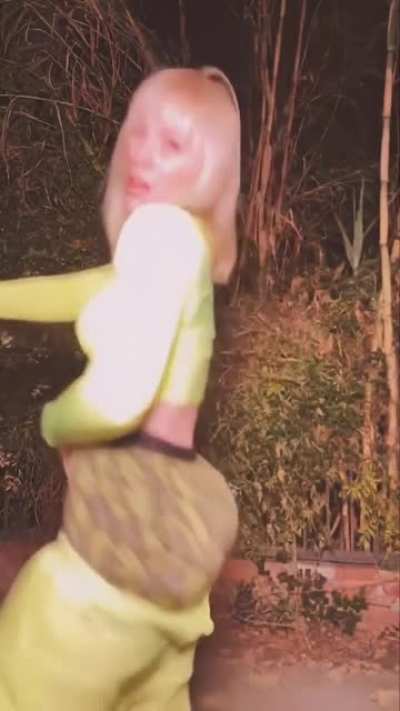 Natasha Bedingfield doing this dance got her trending on twitter and broke the internet