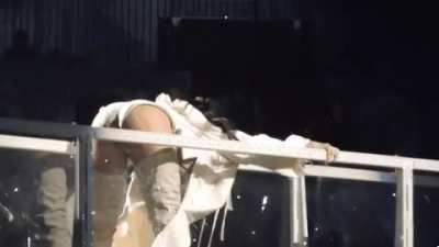 Queen hypnotyzing her fans