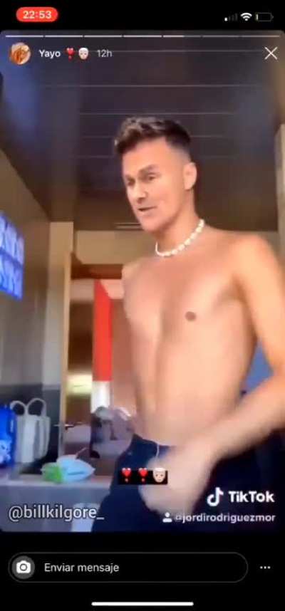 Frenando Simón bailongo por la muerte de su abuelo