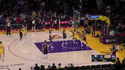 [Highlight] LeBron makes the clutch layup for his 30th point to cut the lead down to 7