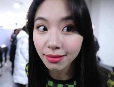 Chaeyoung coming up close (+TWICE)