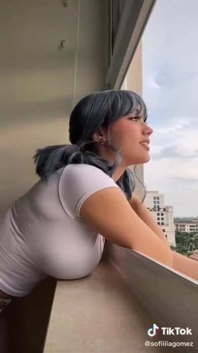 Her massive tits🤤