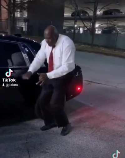 I redubbed this Shaq vid to Nightcrawlers