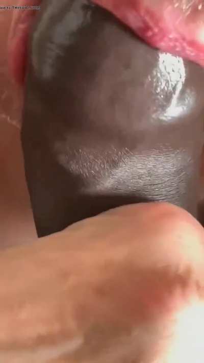 😵‍💫 Uncut cock getting sucked.