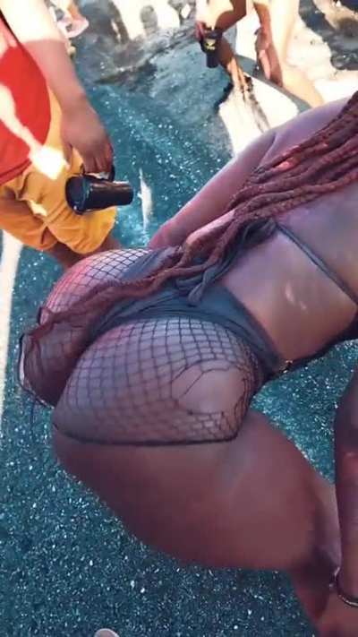 She fling she waist