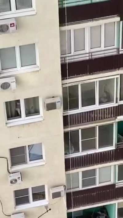 В Краснодаре владелец электромобиля заряжает своё транспортное средство кабелем прямо из квартиры на 19 этаже