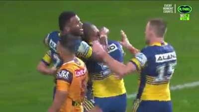Issac Luke cut-out pass to Jai Field