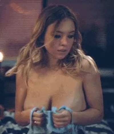 Sydney Sweeney has all the boys hard for her incredible rack and beautiful face. So fucking sexy🤯🤯
