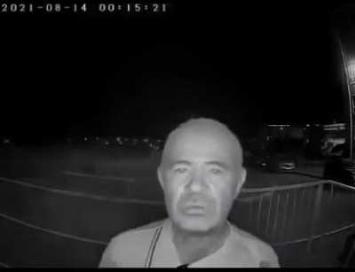Робот издевается над человеком