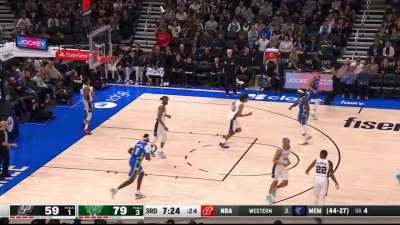 [Highlight] Giannis pass fakes to shake the double team and hits a fadeaway for 29 points on the night