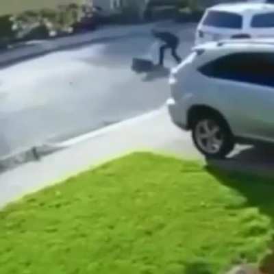 Bunch of kids try to hold up veteran but he's not having it