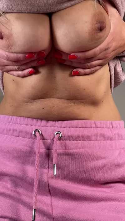 Mom of one. I hope you like natural and married mombods