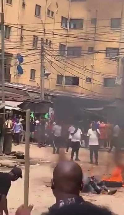 2 Notorious Robbe<wbr>rs/Br<wbr>other<wbr>s Burned To Death By Angry Mob in Onitsha, Nigeria