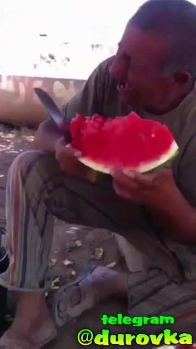 Какой смешной арбуз.